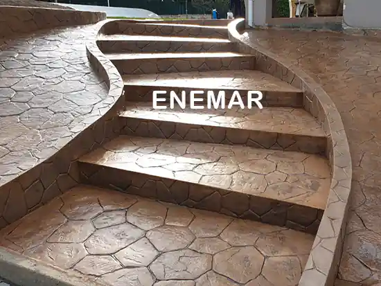 Escalera con hormigón impreso vertical moldes piedra irregular